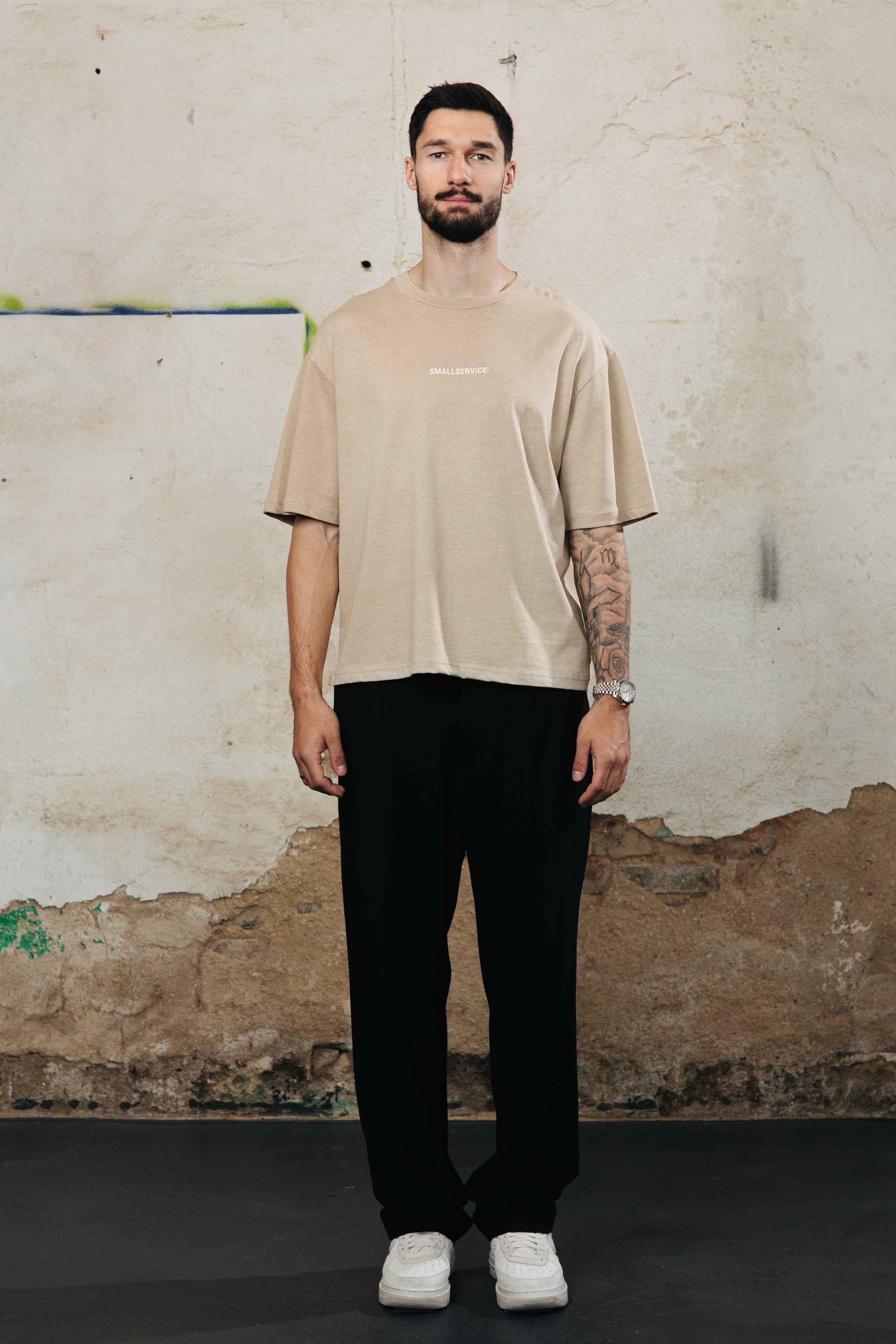 LIMITED DESIGN OVRSZ TEE x 310825 x BEIGE