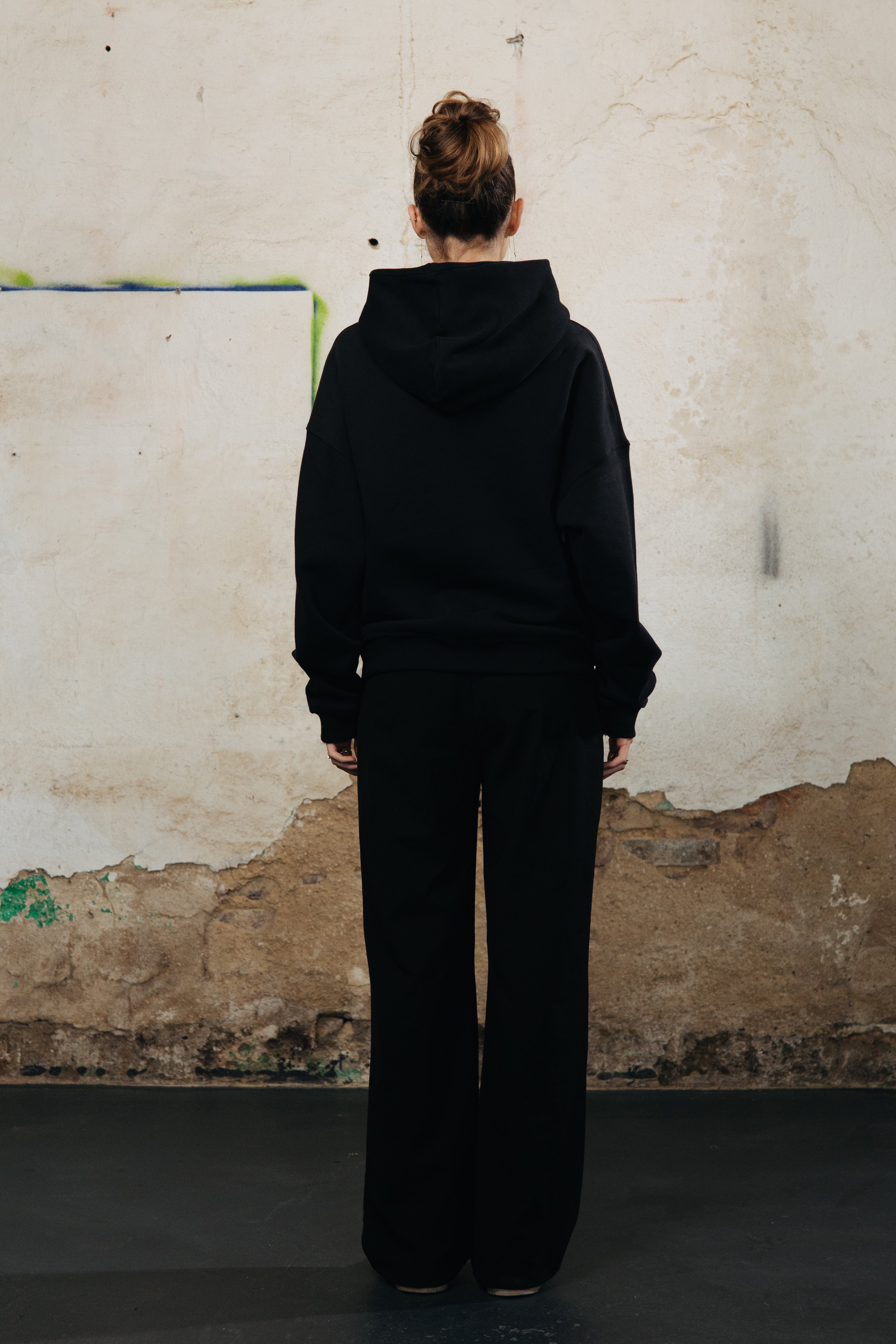 SIGNATURE HOODIE x 310825 x SCHWARZ