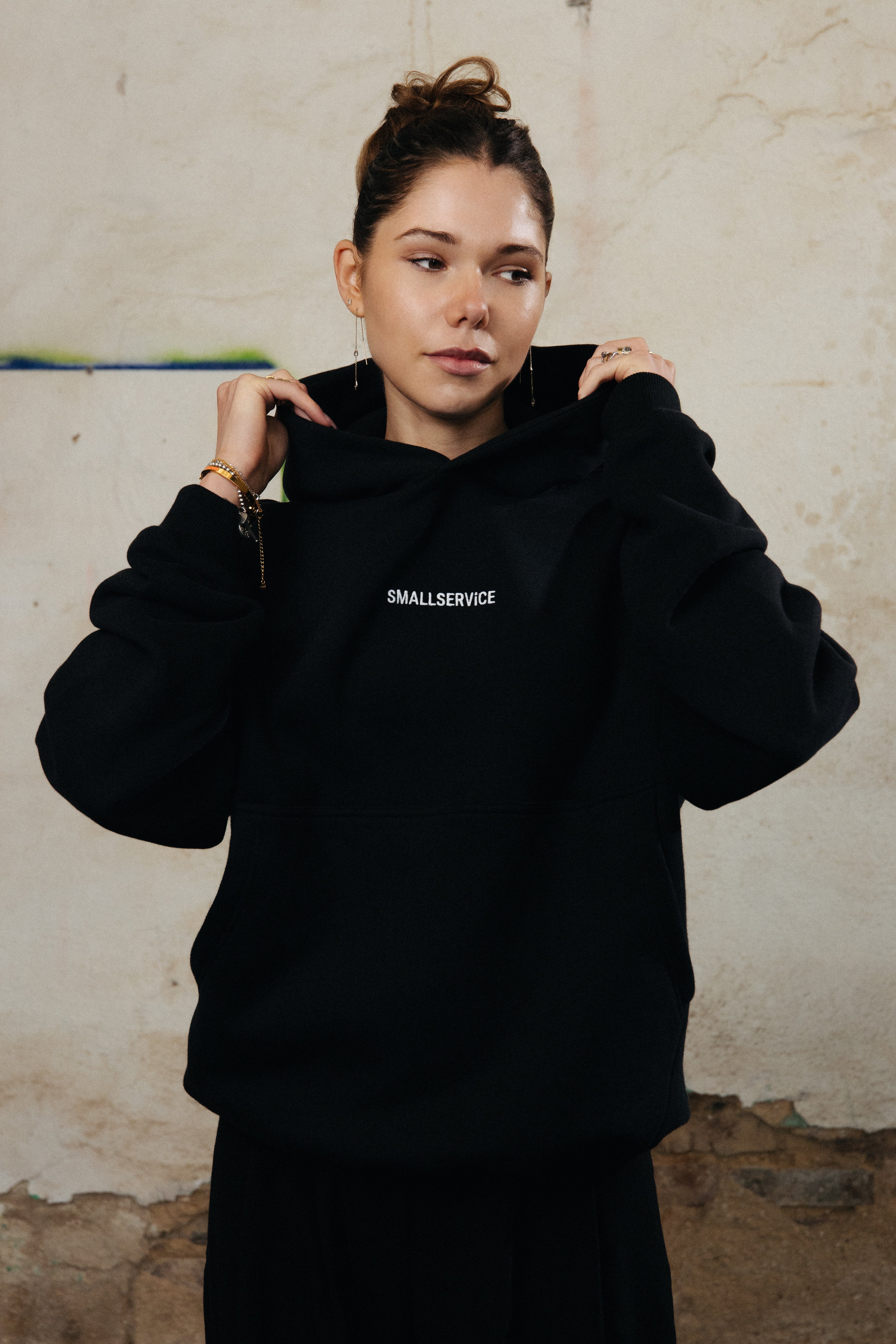 SIGNATURE HOODIE x 310825 x SCHWARZ