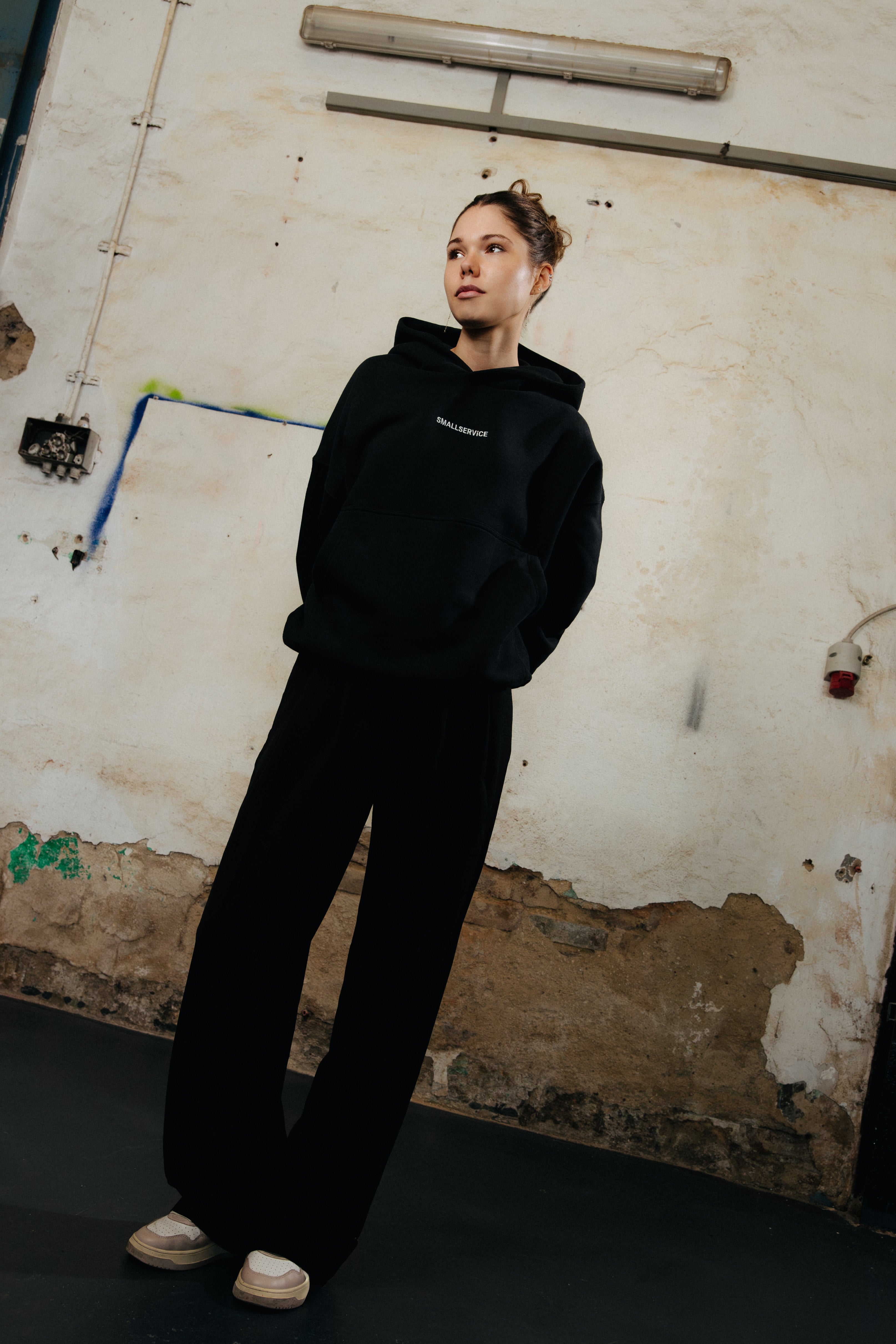 SIGNATURE HOODIE x 310825 x SCHWARZ