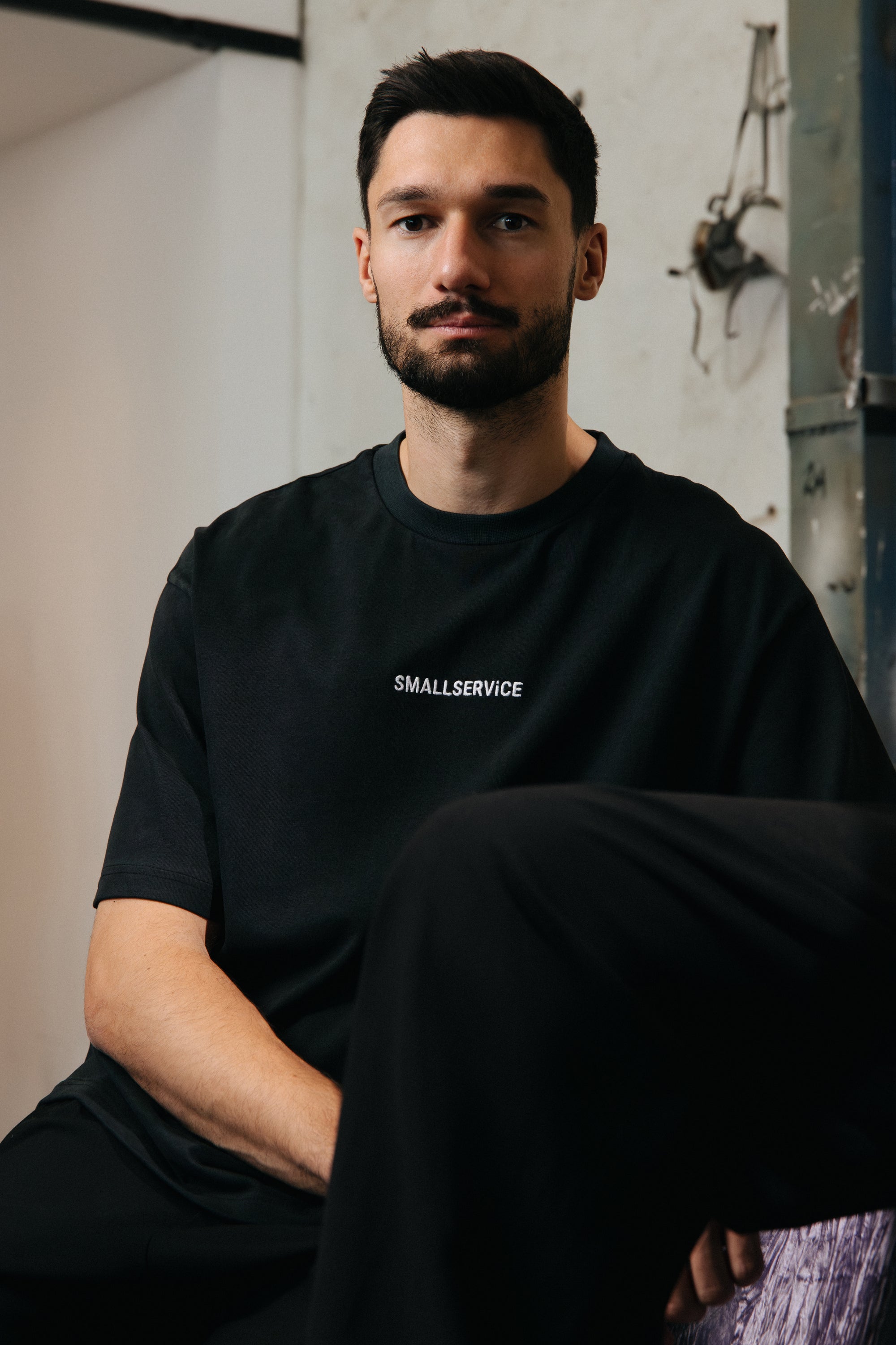 PEACH OVRSZ TEE x 310825 x SCHWARZ