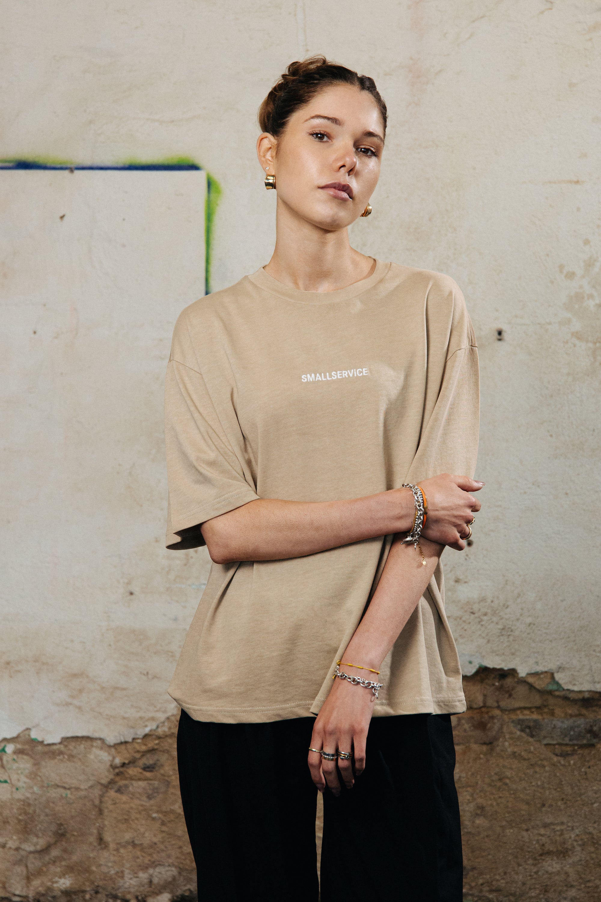 LIMITED DESIGN OVRSZ TEE x 310825 x BEIGE