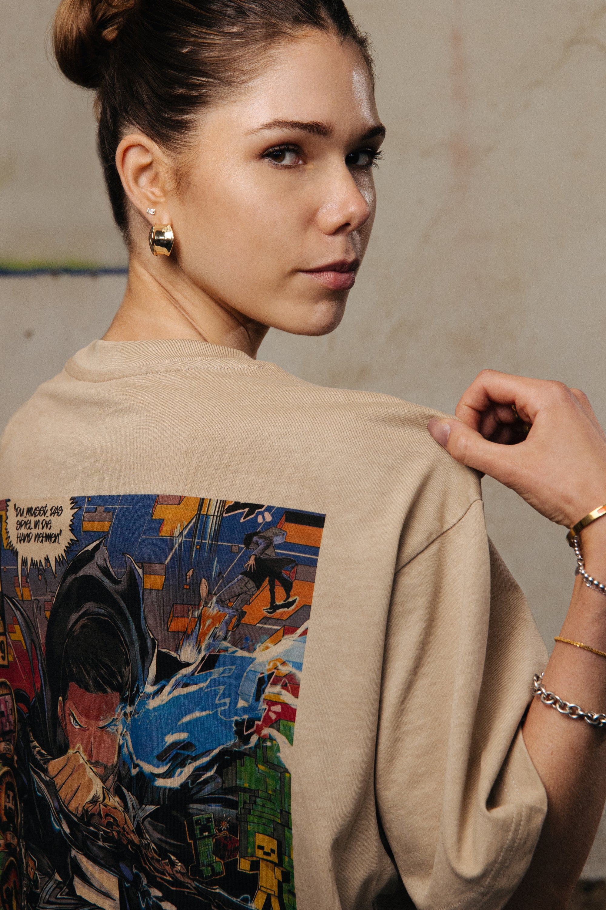 LIMITED DESIGN OVRSZ TEE x 310825 x BEIGE