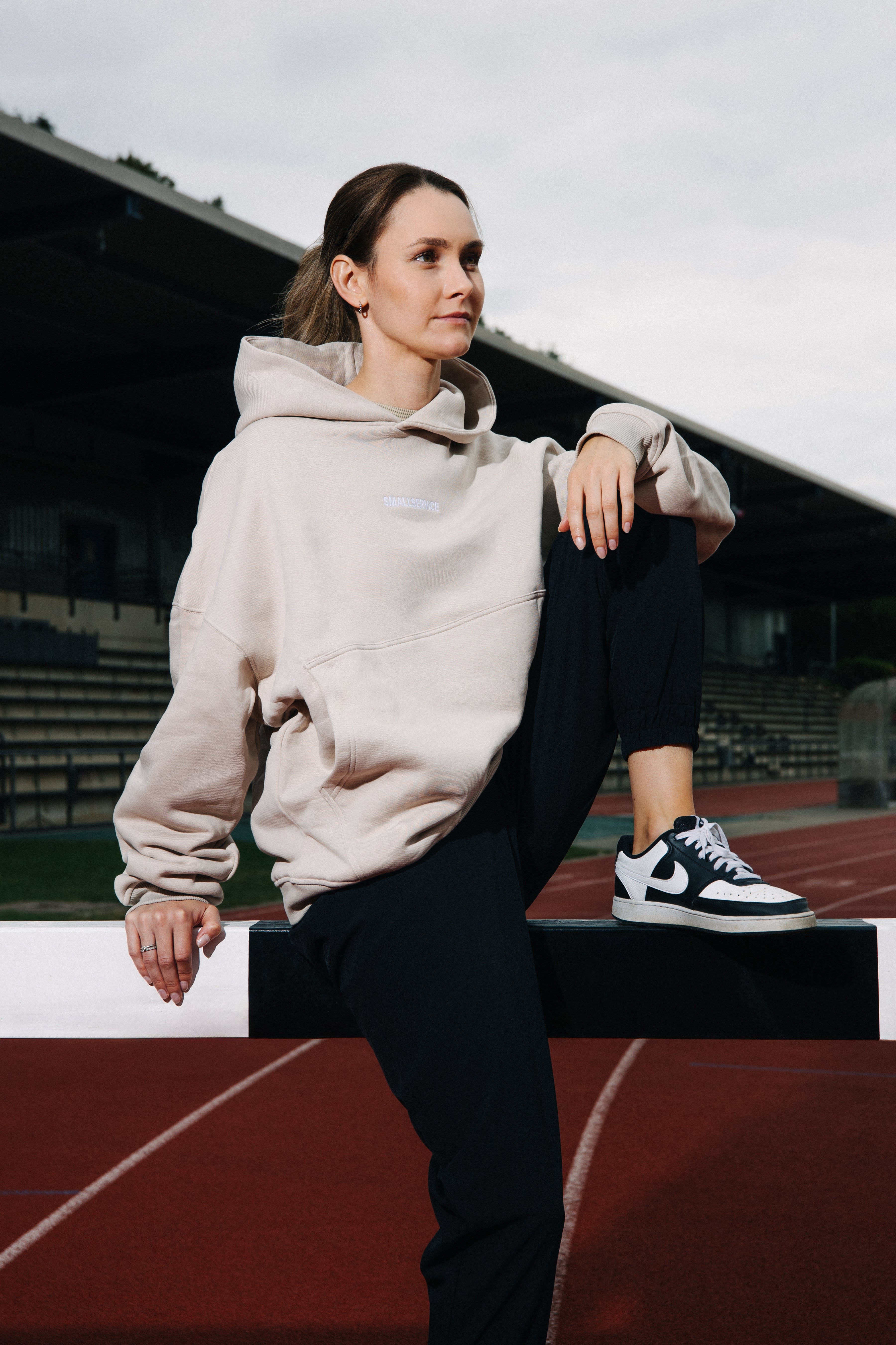 SIGNATURE HOODIE x 310825 x BEIGE