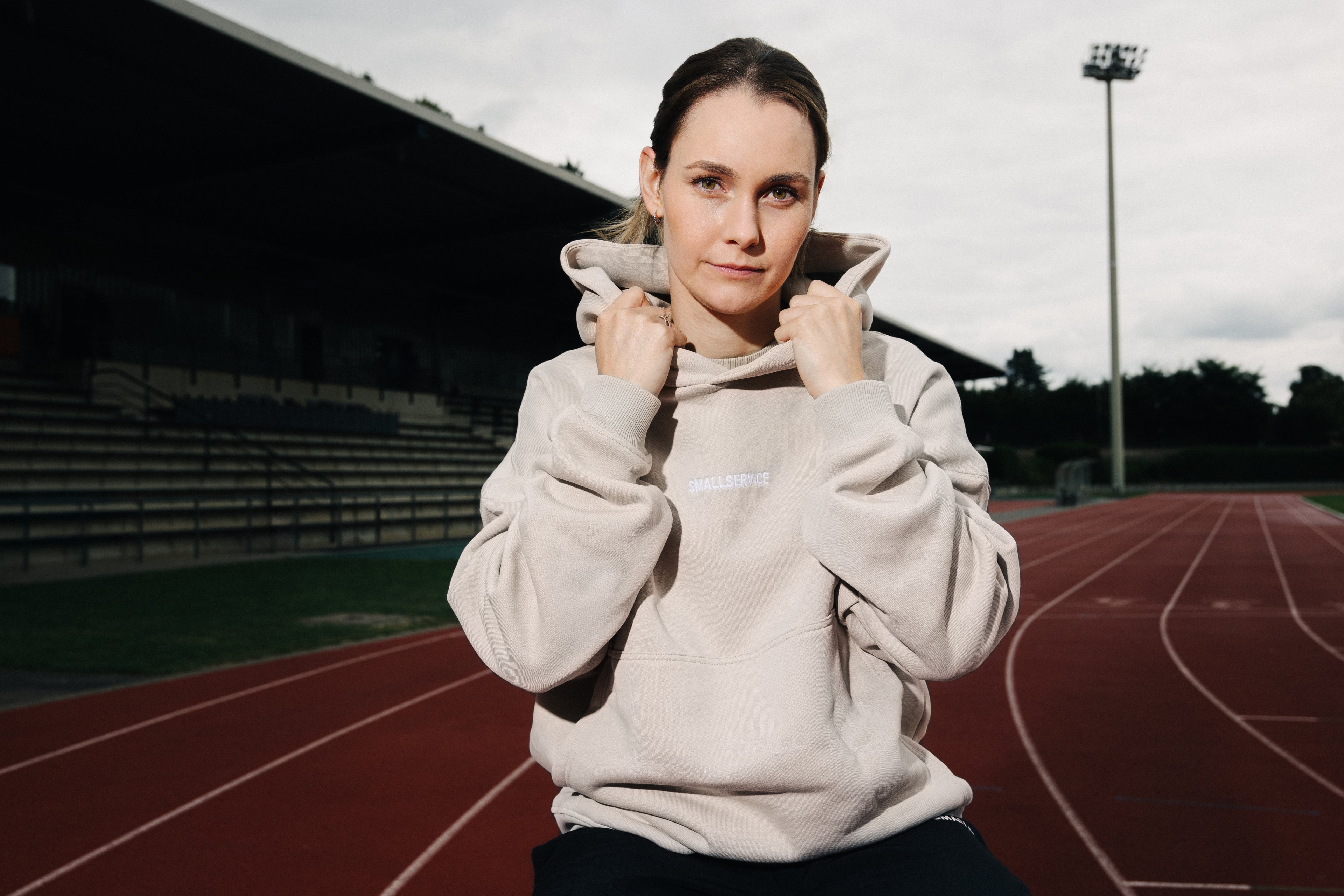 SIGNATURE HOODIE x 310825 x BEIGE